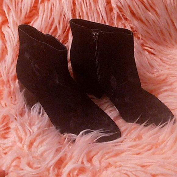 NEW💥FRENCH CONNECTION DILYLA BLACK SUEDE EMBROIDERED HEELED ANKLE BOOTS SIZE 7 - Picture 1 of 8